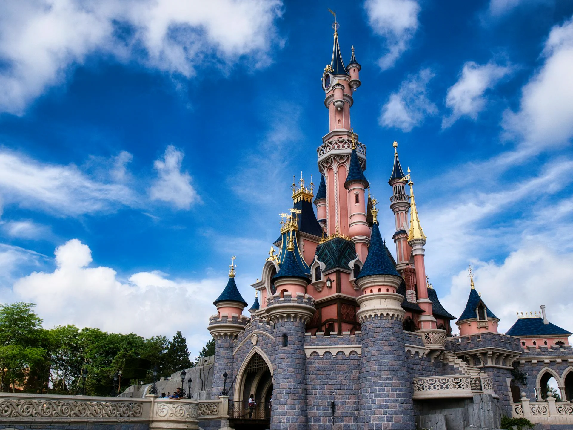 Disney World on a Budget in 2026: Proven Strategies to Save Thousands on Your Magical Vacation